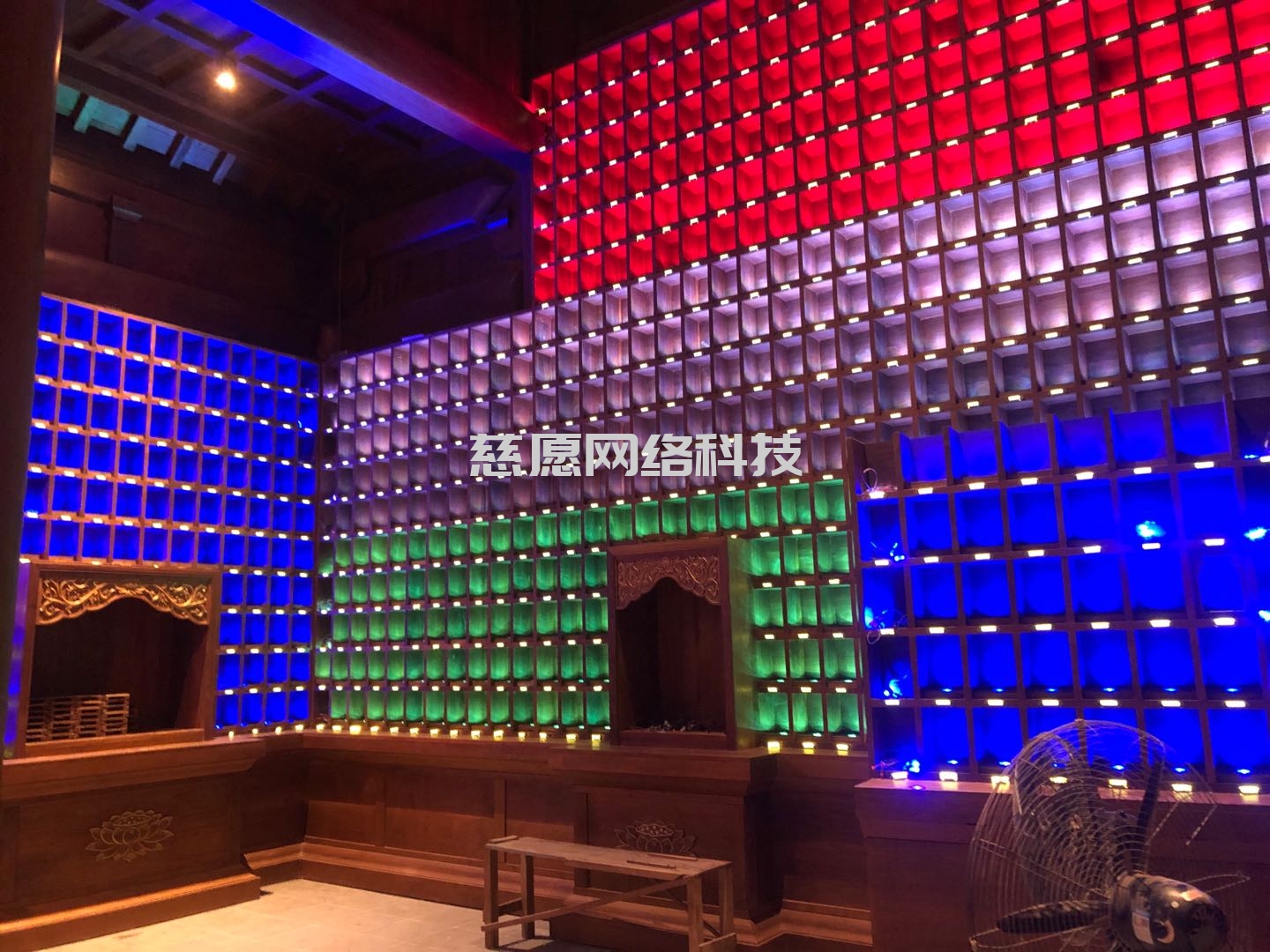 慈愿智能萬(wàn)佛墻和光明燈為什么要設(shè)計(jì)成32種可變顏色燈板,3種顏色的公示姓名牌? 慈愿智能萬(wàn)佛墻和光明燈為什么要設(shè)計(jì)成32種可變顏色燈板,3種顏色的公示姓名牌?